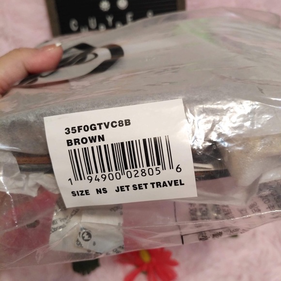 Michael Kors Phonebag - Picture 6 of 6